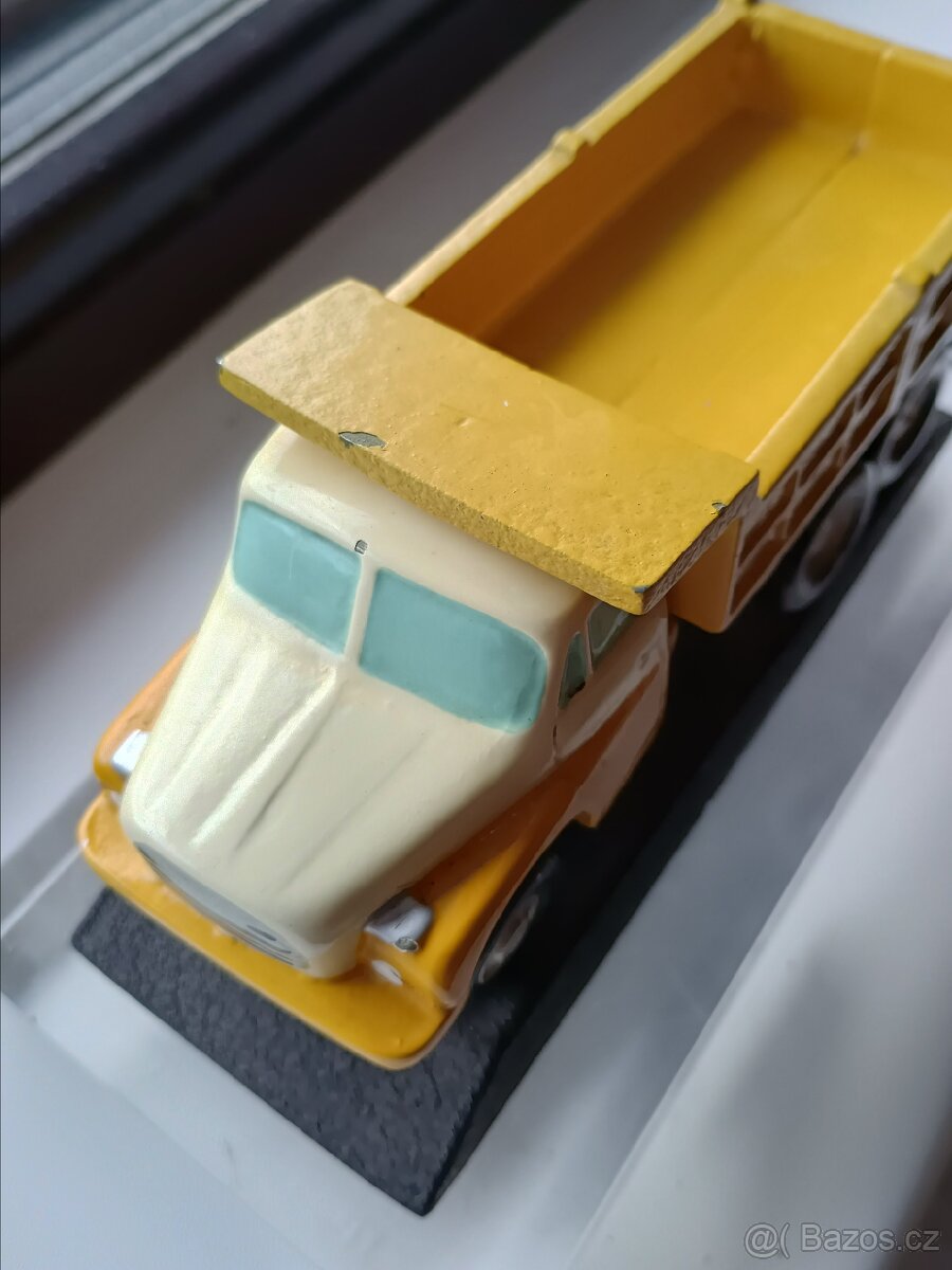 Kovový model Tatra 148 na podstavci - retro - 2