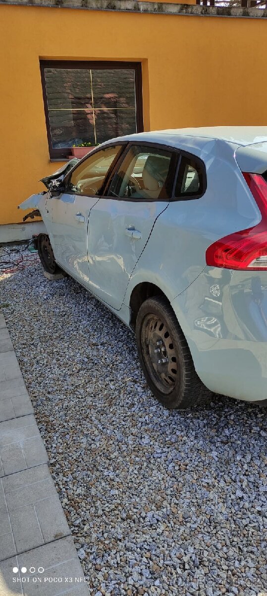 Prodám náhradní díly z havarovaného vozidla Volvo V40 - 2