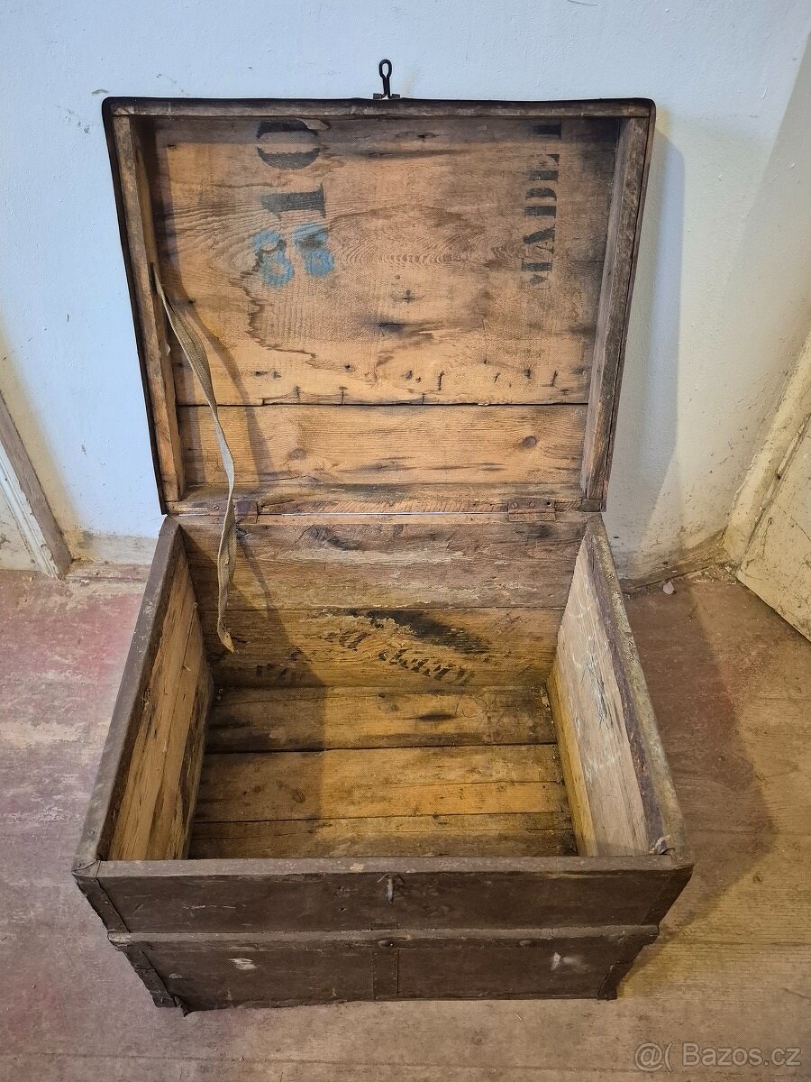 Zajímavá starožitná industriální truhla - 2