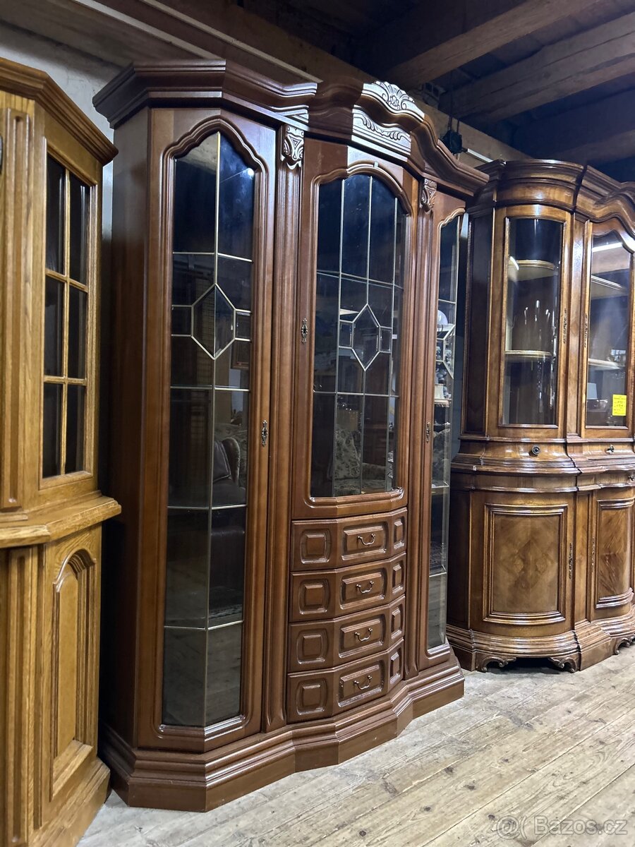 MAHAHONOVÁ VITRÍNA - 2