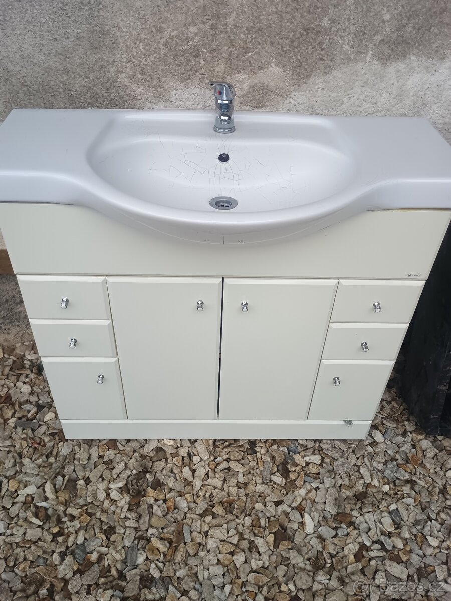 Koupelnová skříňka - 2