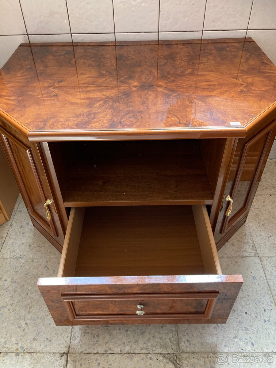Skříňka pod TV - 2
