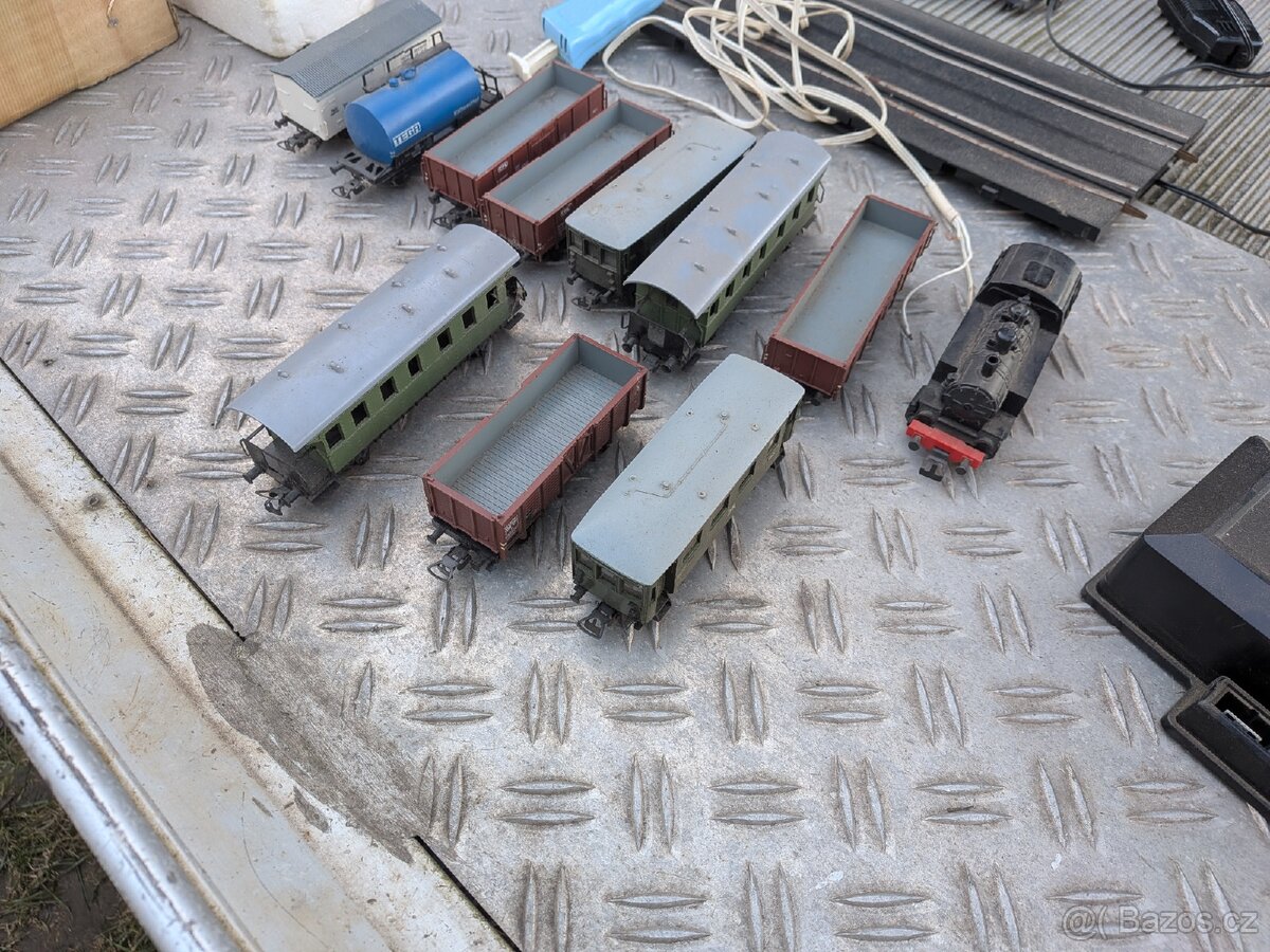Vláčky H0 a autodráha - 2