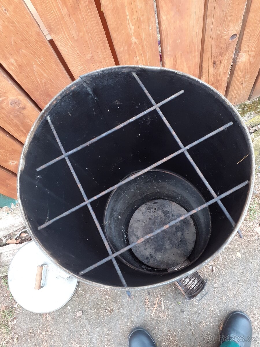 Plechová udírna. - 2