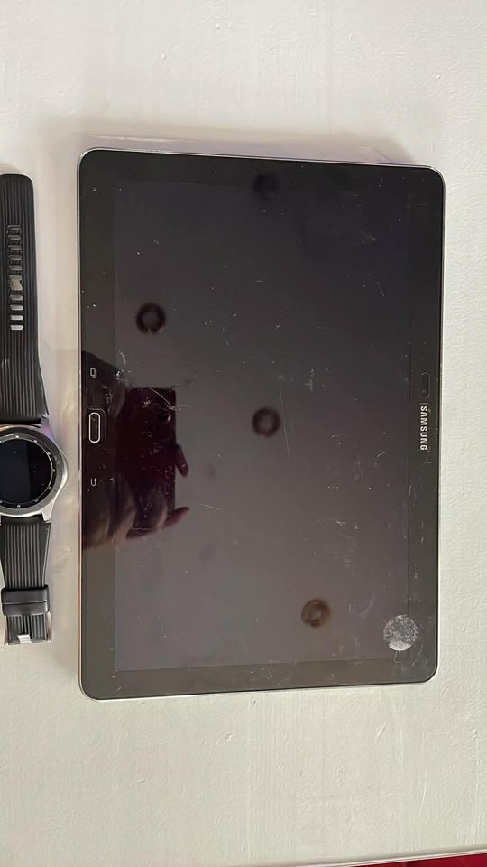 Apple MacBook Pro, Samsung -chytré hodinky, tablet, mobilní - 2