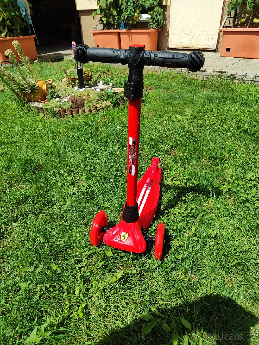 Dětská tříkolová koloběžka Ferrari (Shell edice) - 2
