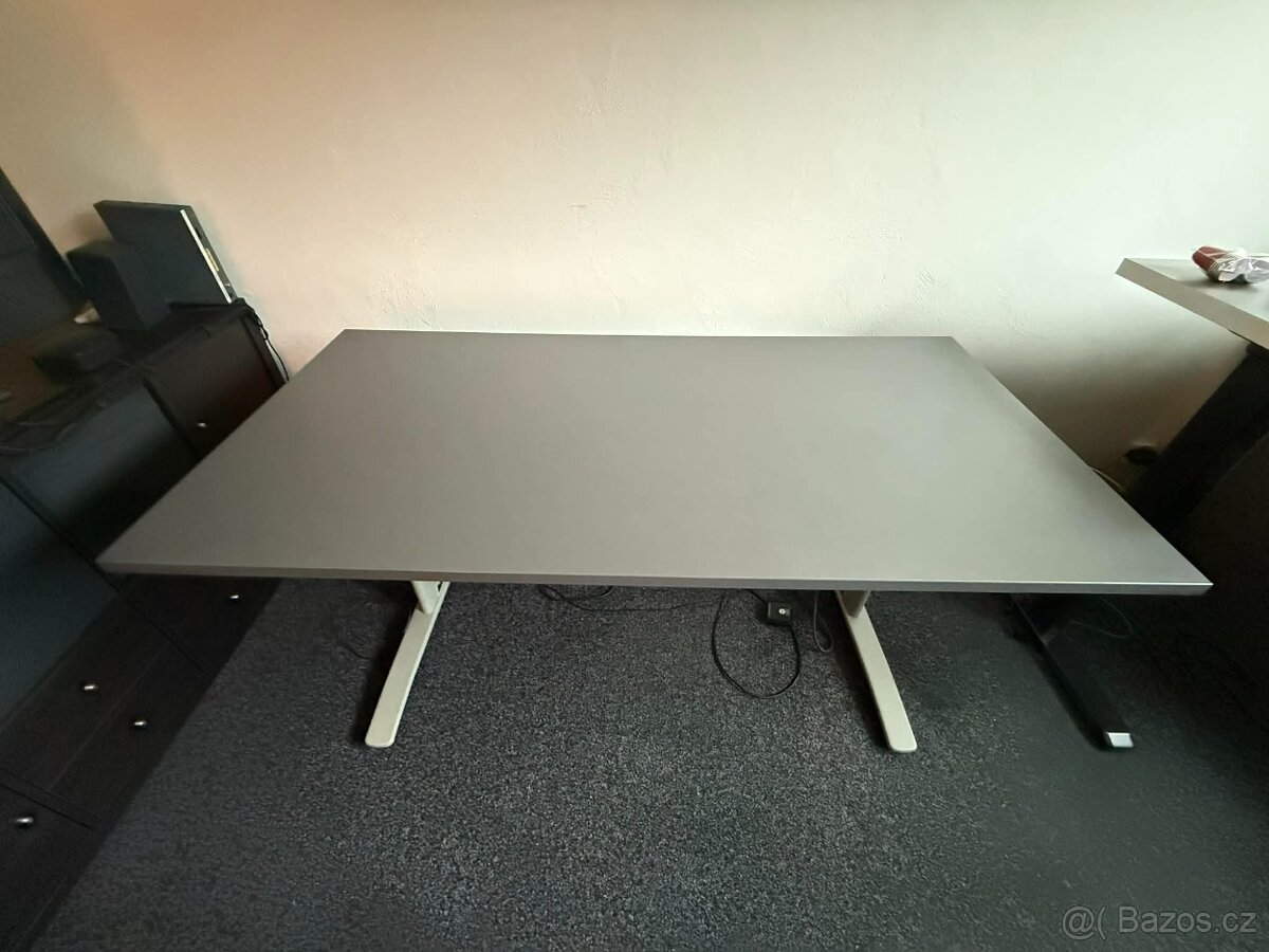 Kancelářský stůl - 2