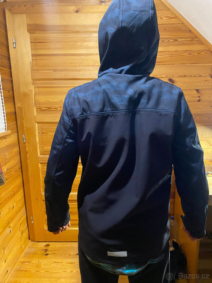 ZNAČKOVÁ SPORTOVNÍ SOFTSHELLOVA BUNDA - 2