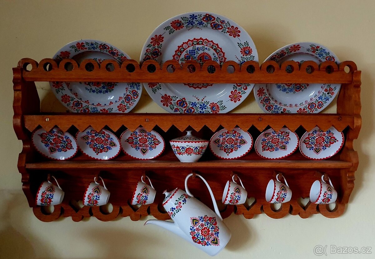 Selská police s malovanou keramikou - 2