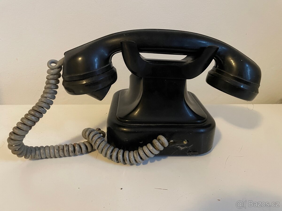 Starý bakelitový telefon - 2