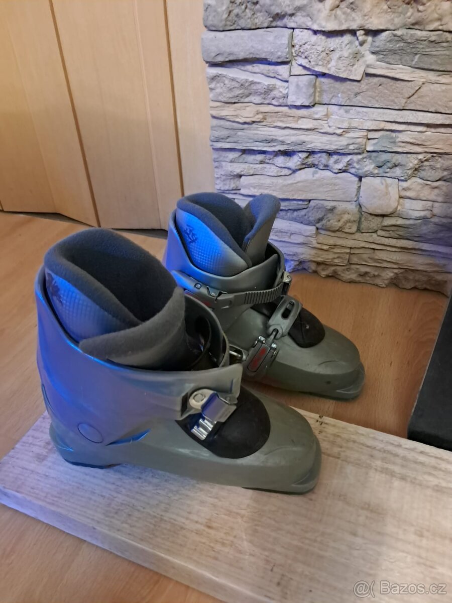 Dětské lyže a lyžáky vel. 110 a vel. 130 a dětska přilba - 2