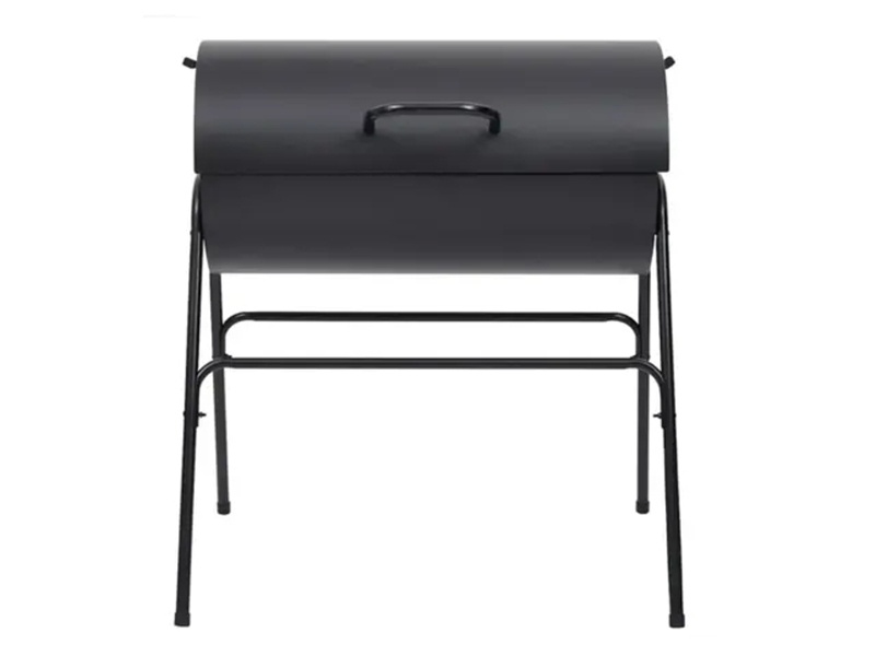 Venkovní gril na dřevěné uhlí. - 2