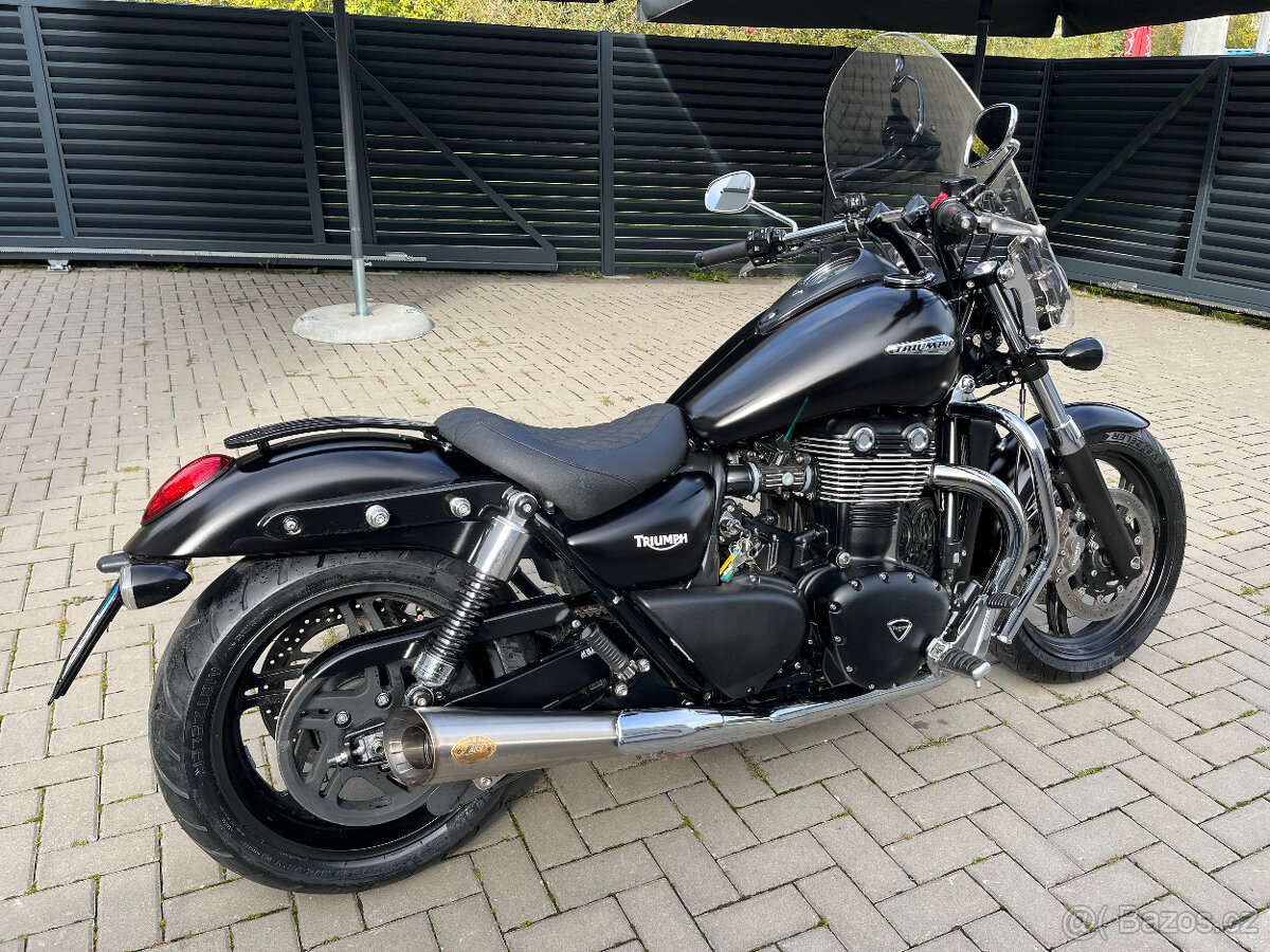 Triumph Thunderbird Storm - 2