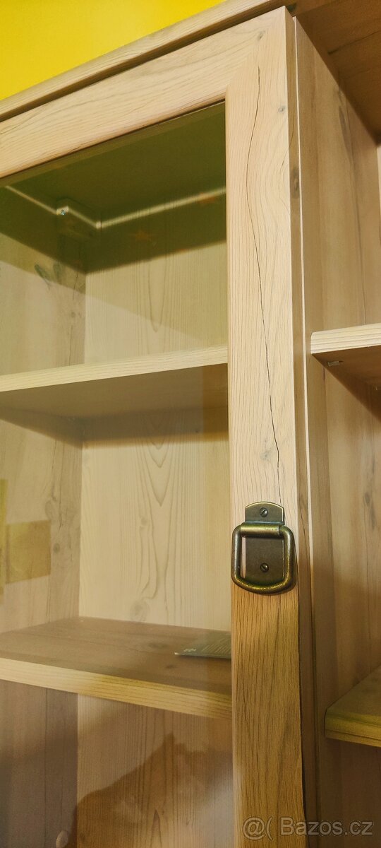 Obýváková prosklená vitrína - 2