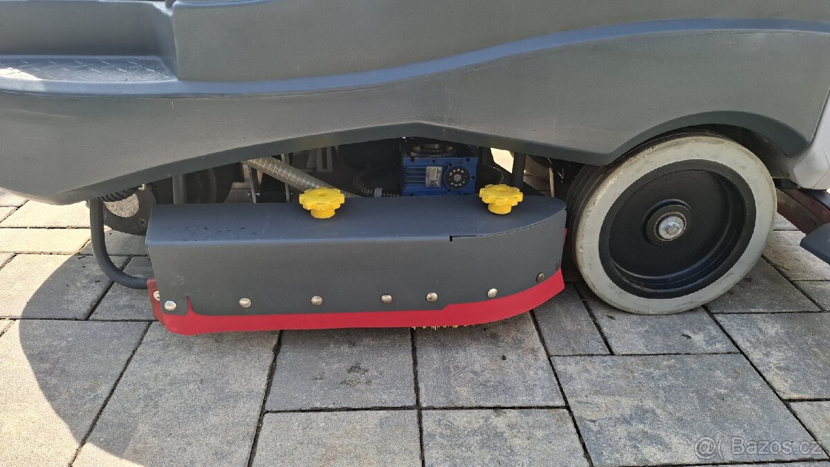 Podlahový mycí stroj Nilfisk BR855 - 2