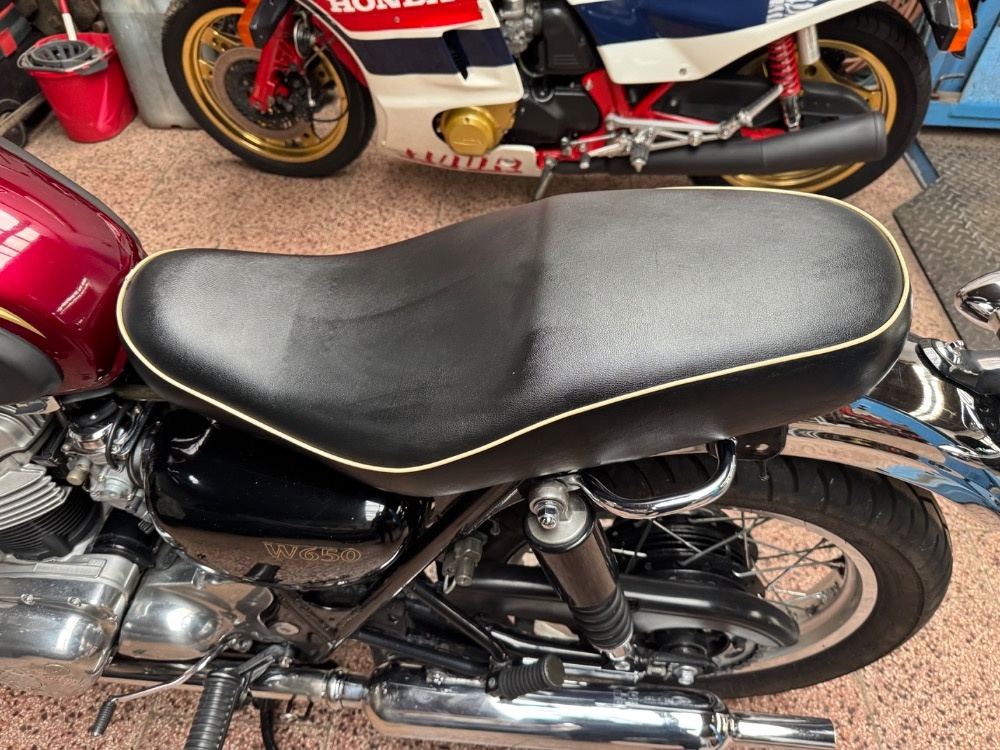 Kawasaki W 650 - sedlo - 2