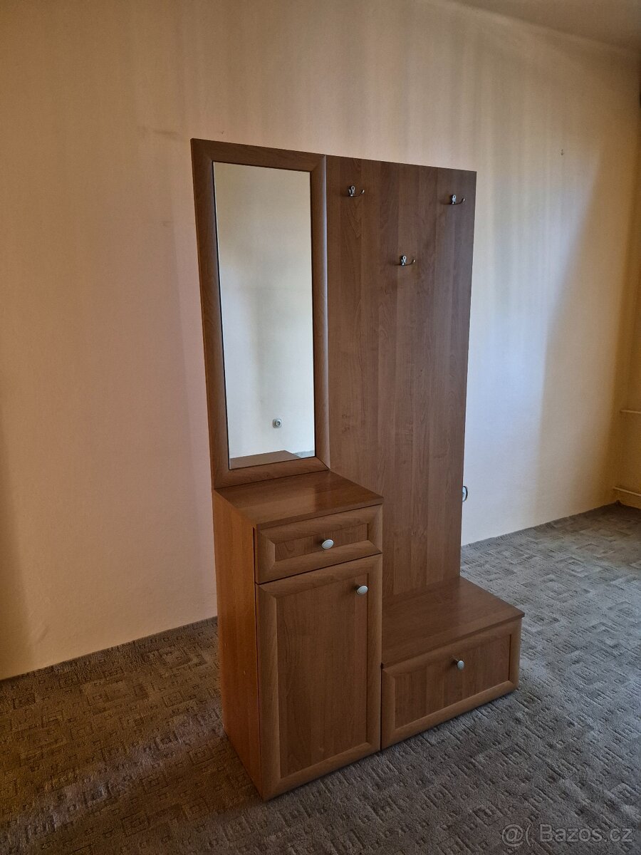 Předsíňová stěna se zrcadlem a botníkem - 2
