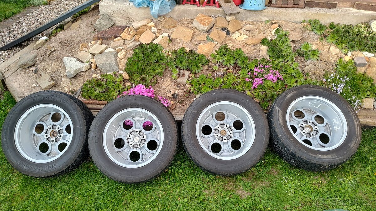 Offroad kola Jeep
