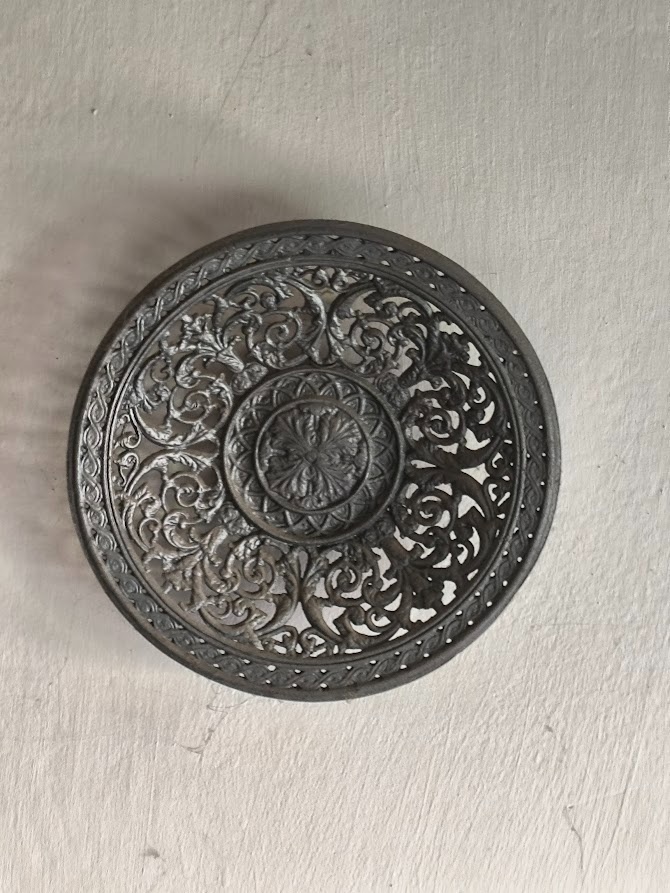 Litinový talíř-ornamentální vzor-21,5cm - 2