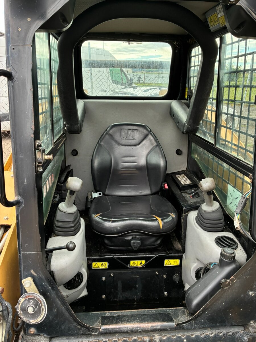 Smykový nakladač CAT 242B - 2