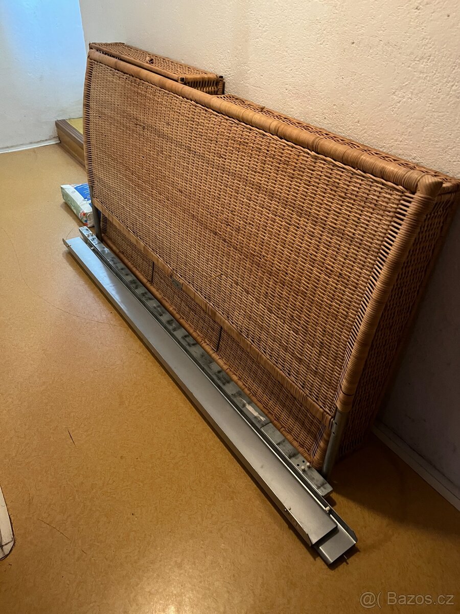 Prodám ratanovou postel Ikea 180x200 + matrace Hyllestad - 2