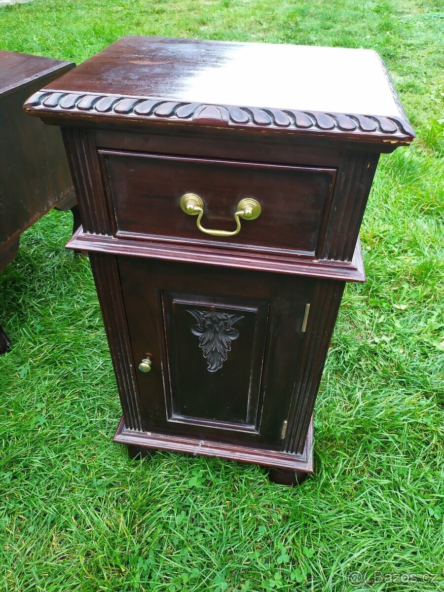 Krásná skříňka z masivního dřeva - 2