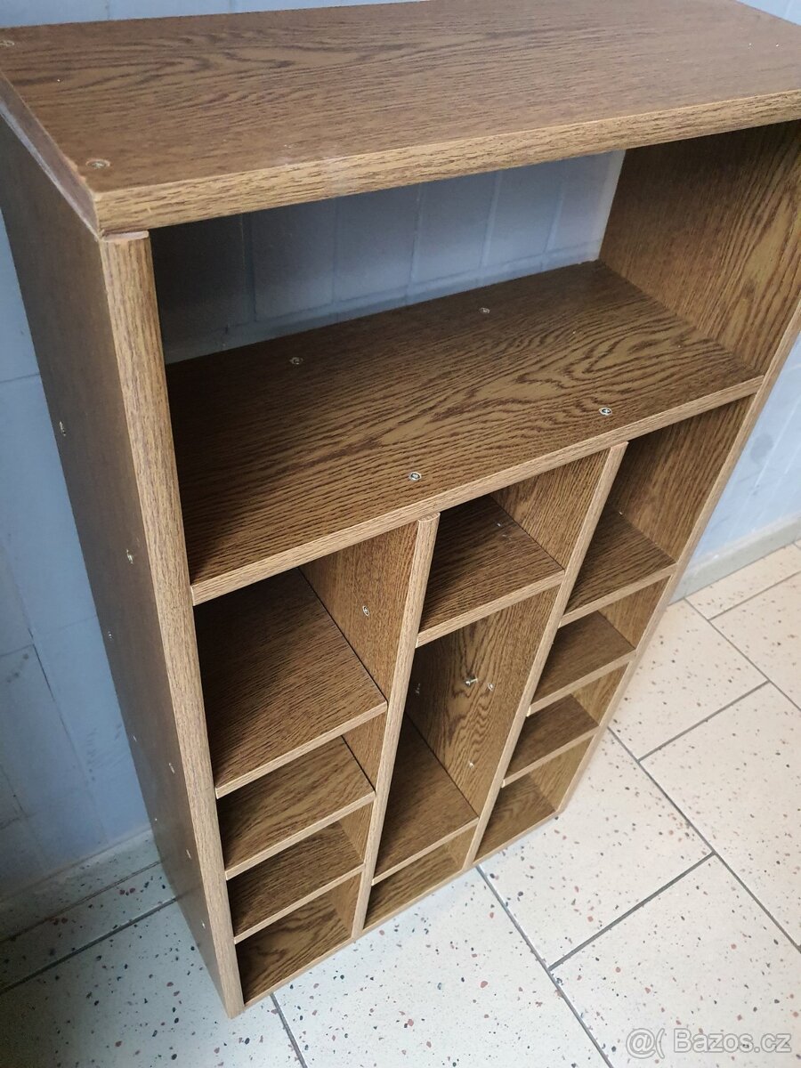 praktický malý regál - 2