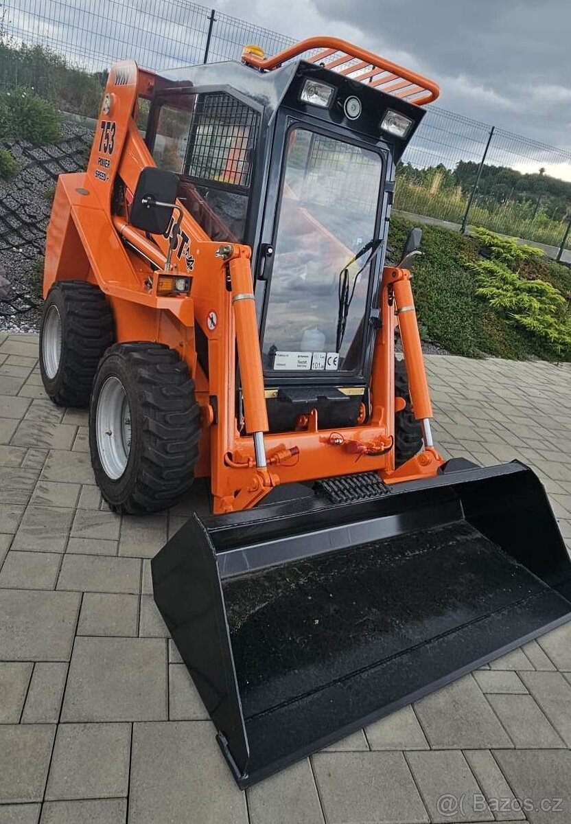 Smykom riadený nakladač Locust 753 - 2