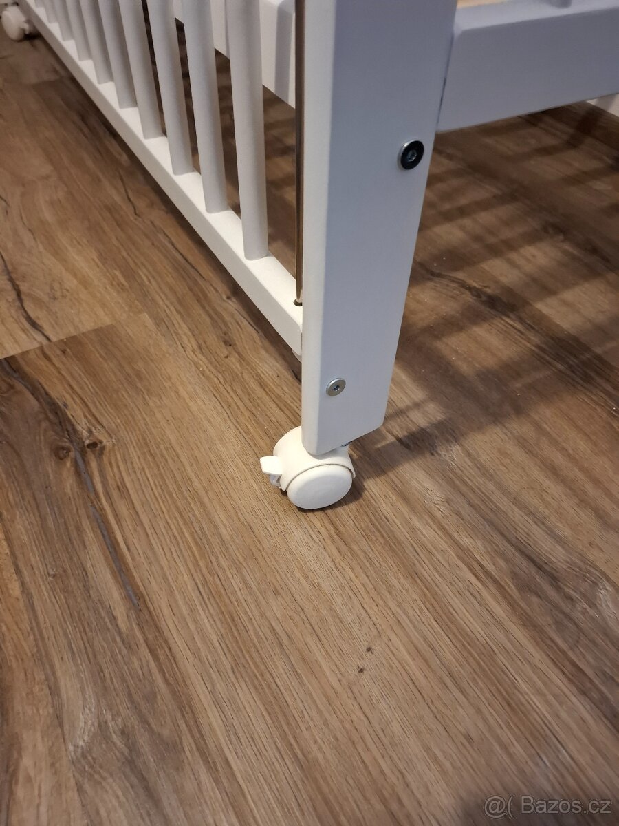 Dětská postýlka s matrací a klínem. - 2