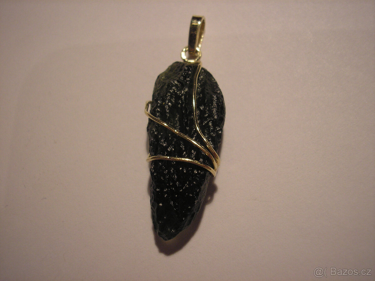 Zlatý přívěšek s vltavínem - 2