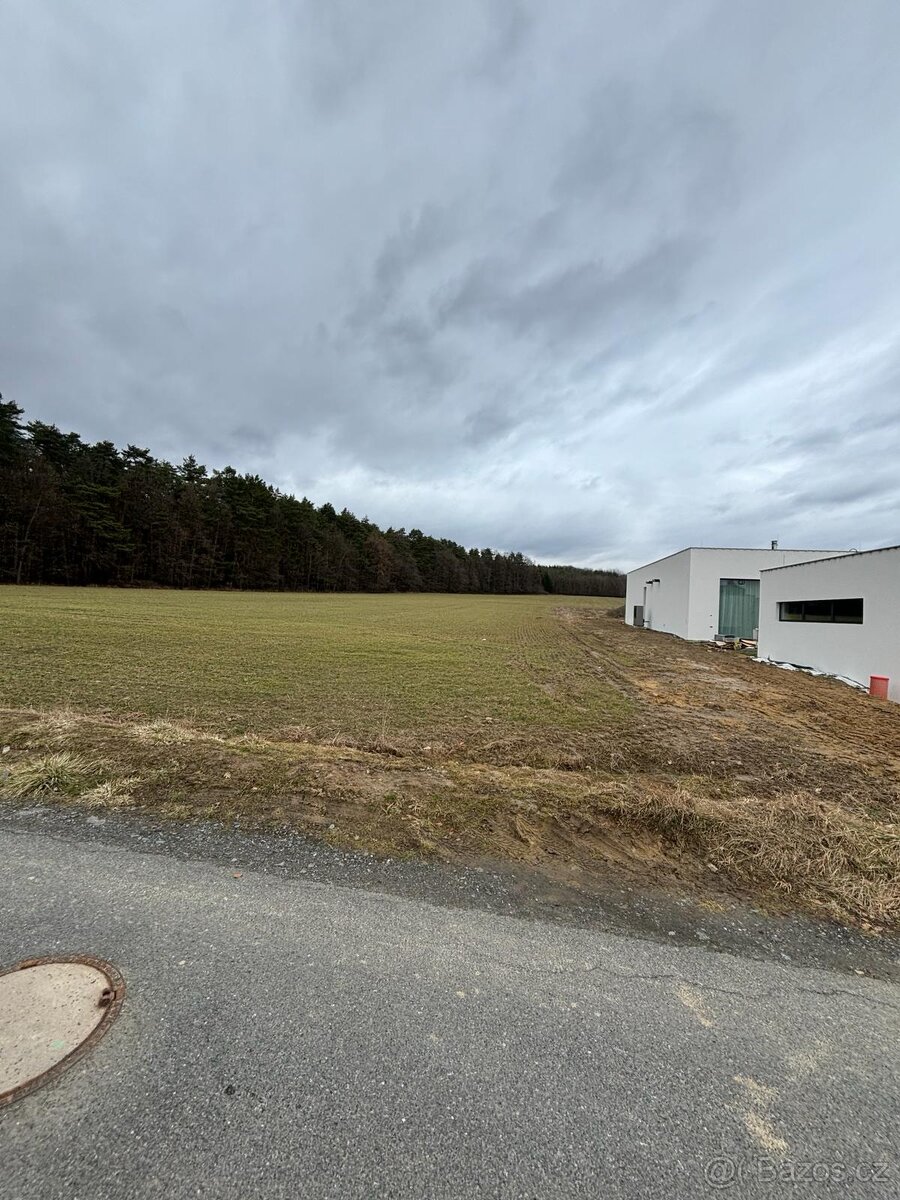 Stavební pozemek 2752 m2 (18x153) Zlín - Velíková - 2