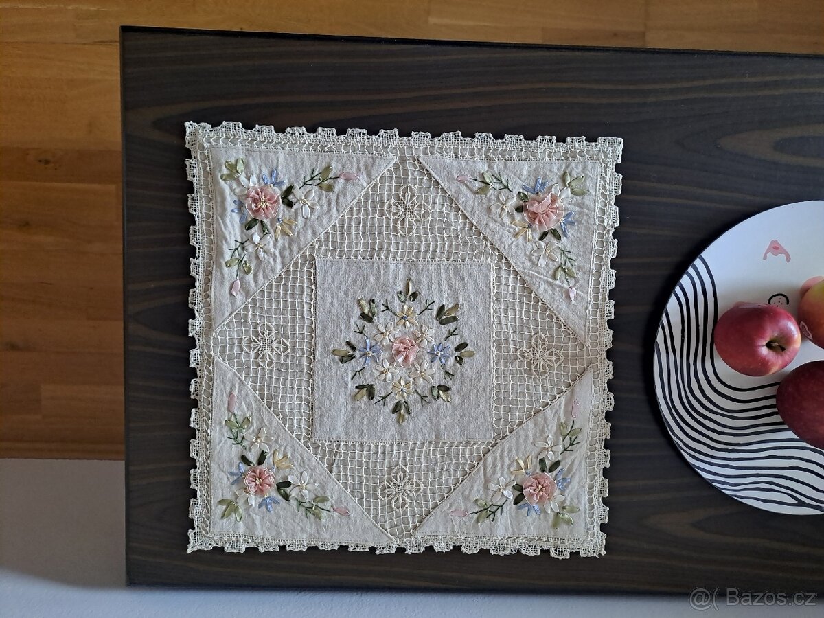 KRÁSNÝ RUČNĚ VYŠÍVANÝ POVLAK NA POLŠTÁŘ - 2