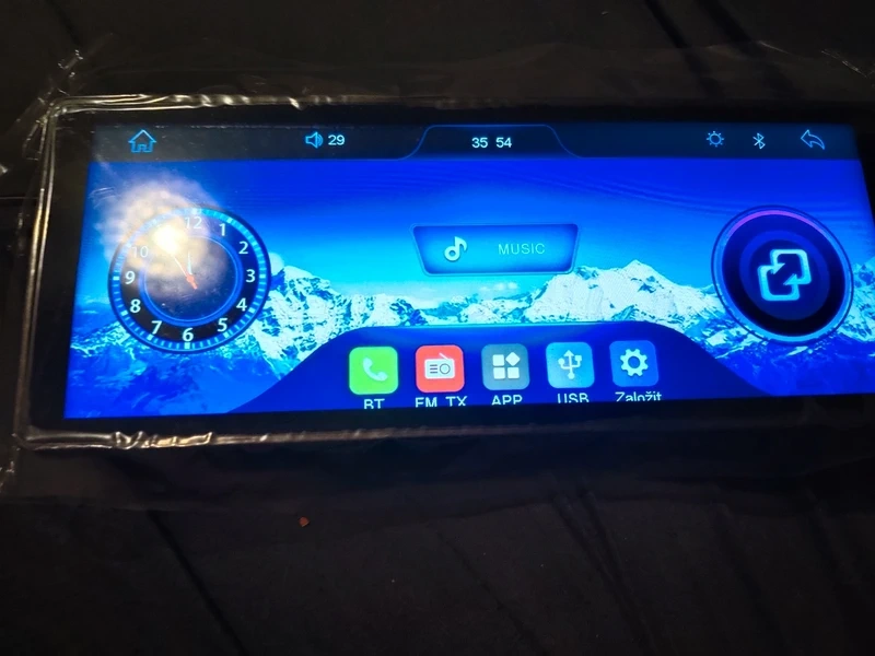 Multimediální panel do auta - 2