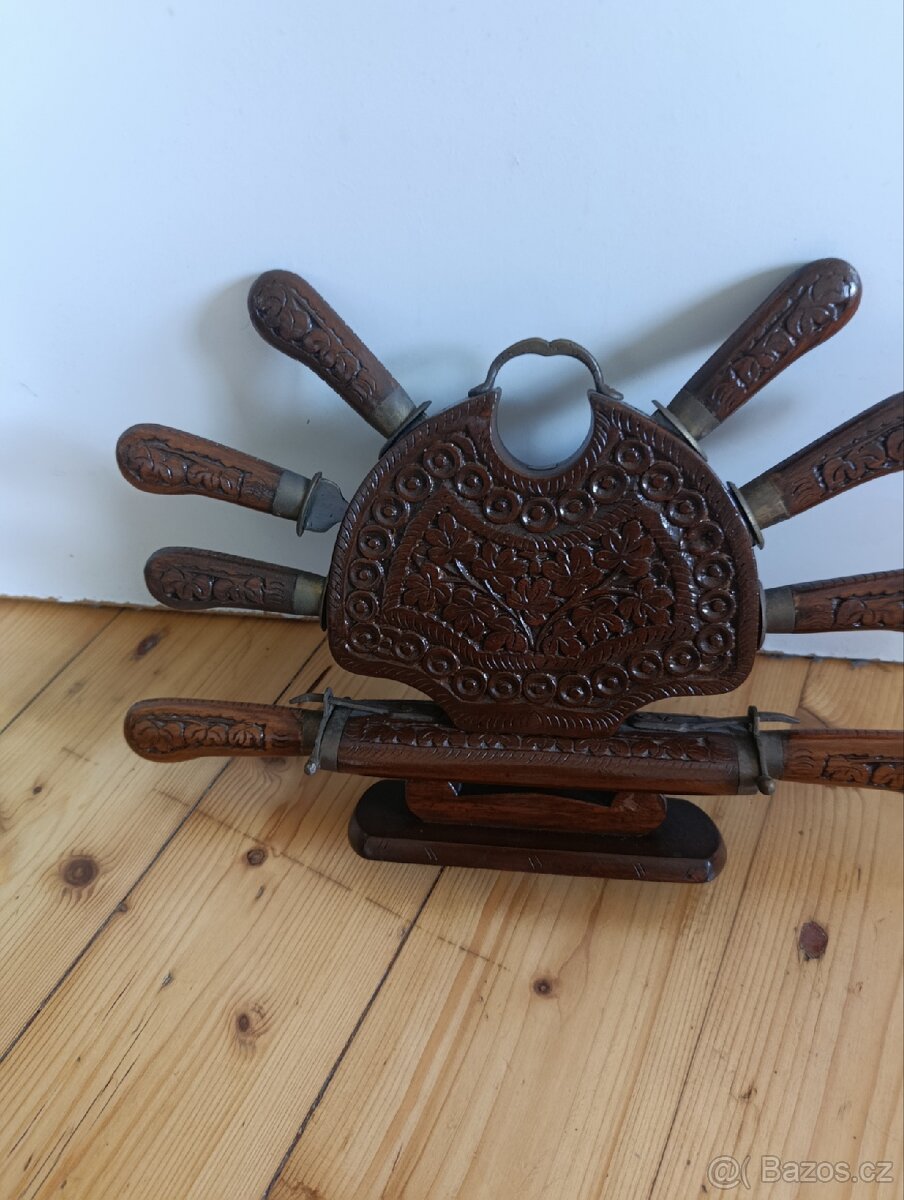 Vyřezávaný stojan. - 2