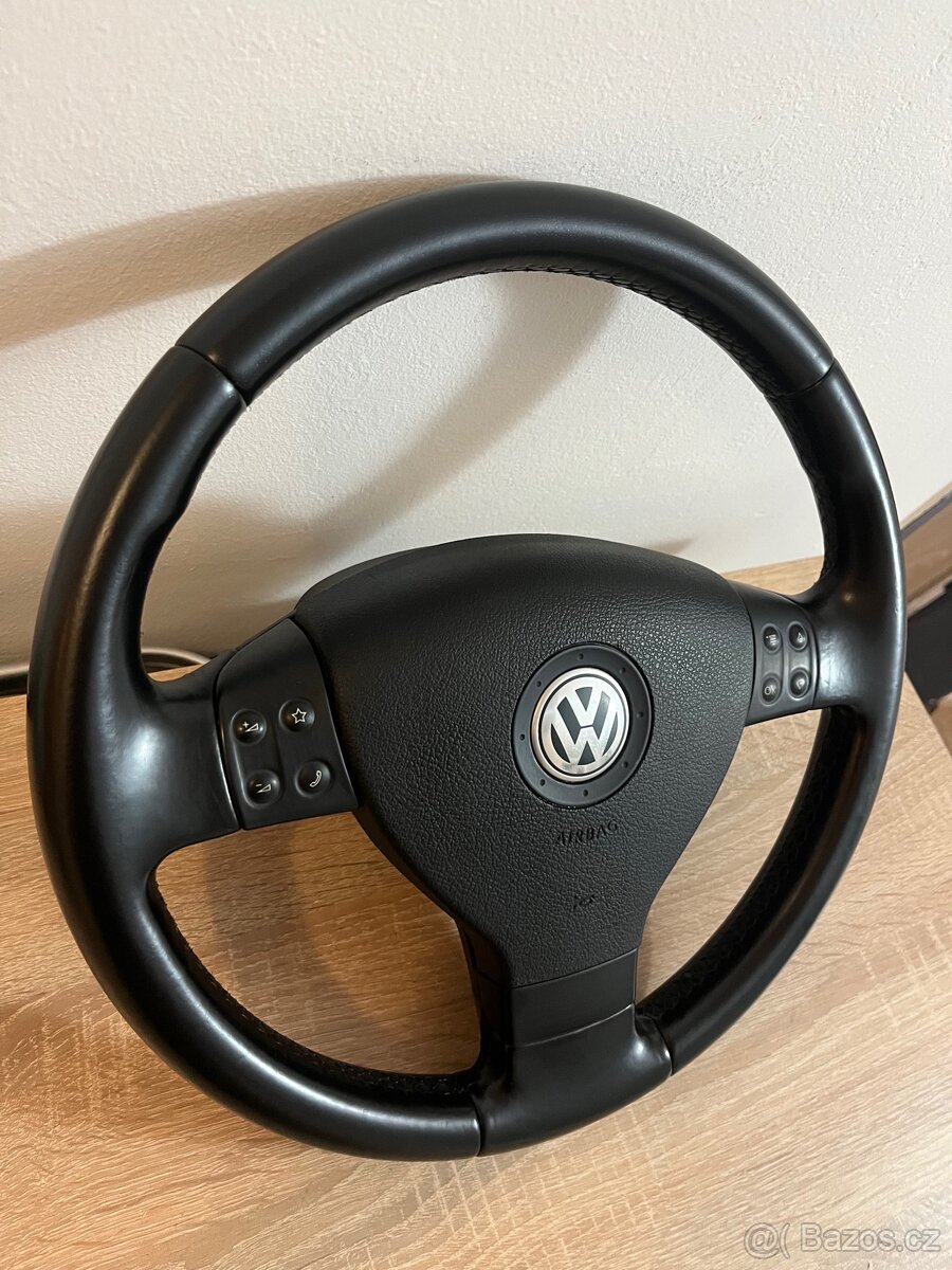 Tříramenný kožený volant VW (multifunkční) - 2