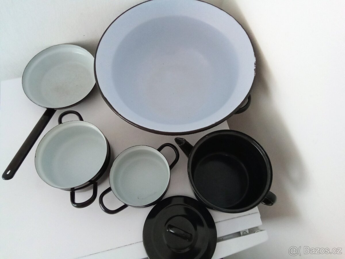 Staré, černé, smaltované nádobí - 2