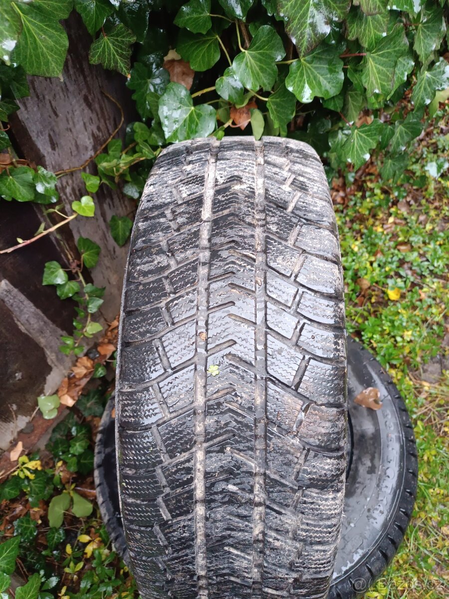 Zimní pneu 235/70r16 - 2