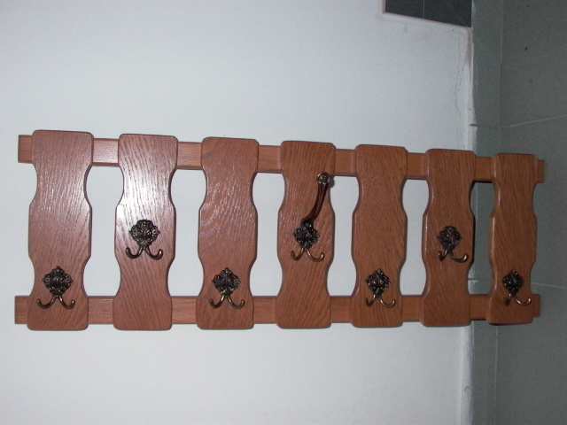 Dřevěný bytelný věšák na zeď - 2