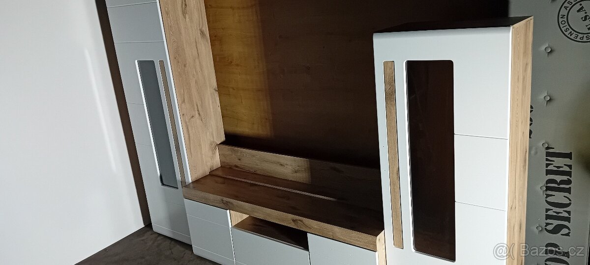 Prodávám novou obývací stěnu. - 2