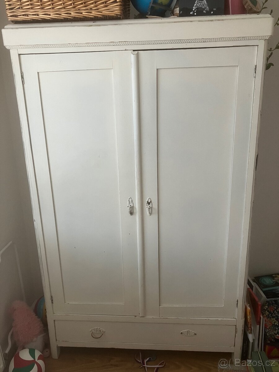 Dřevěná skříň - 2