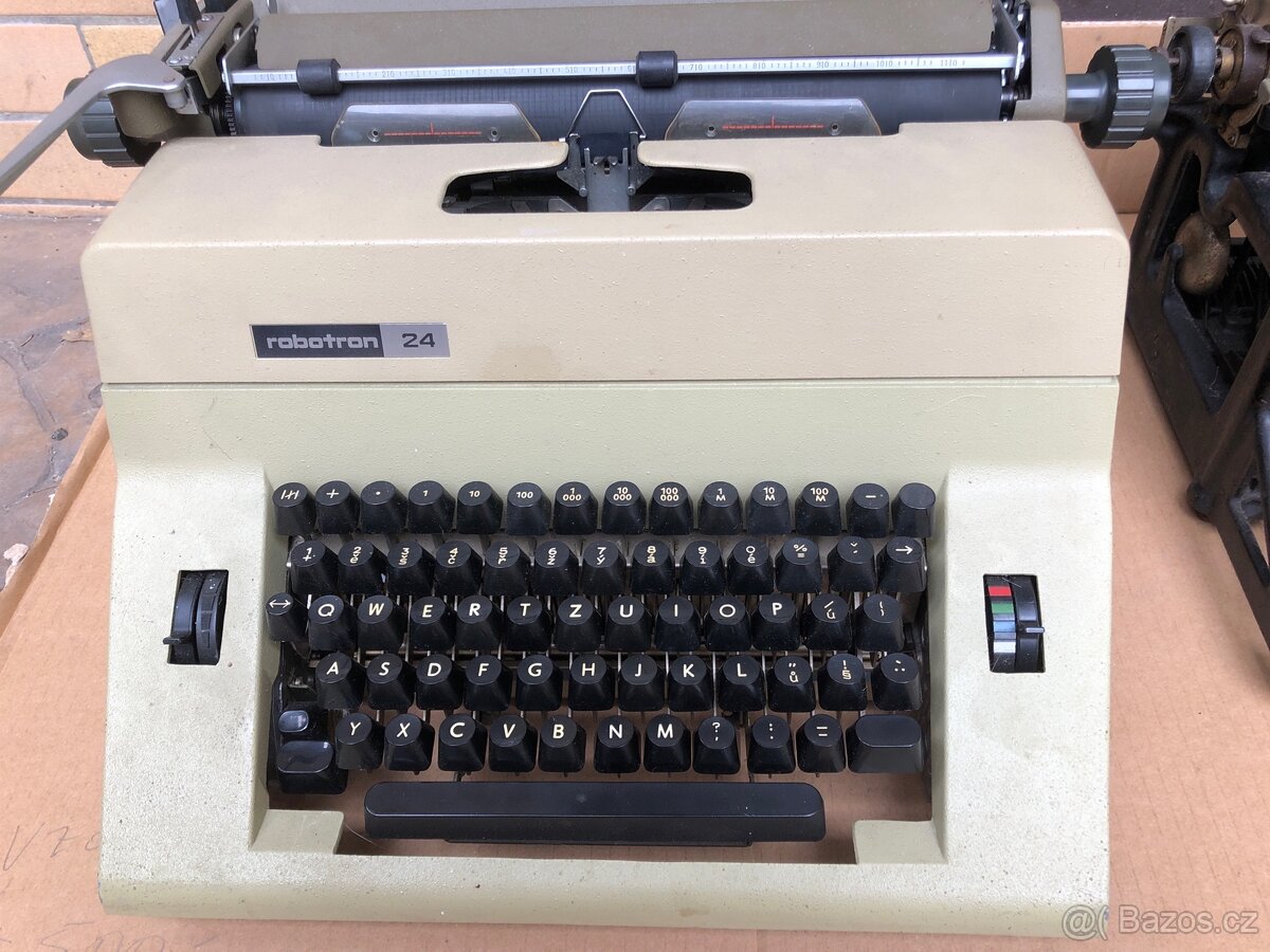 Dva staré psací stroje - 2