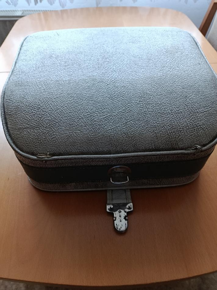 Prodám kufříkový psací stroj - 2