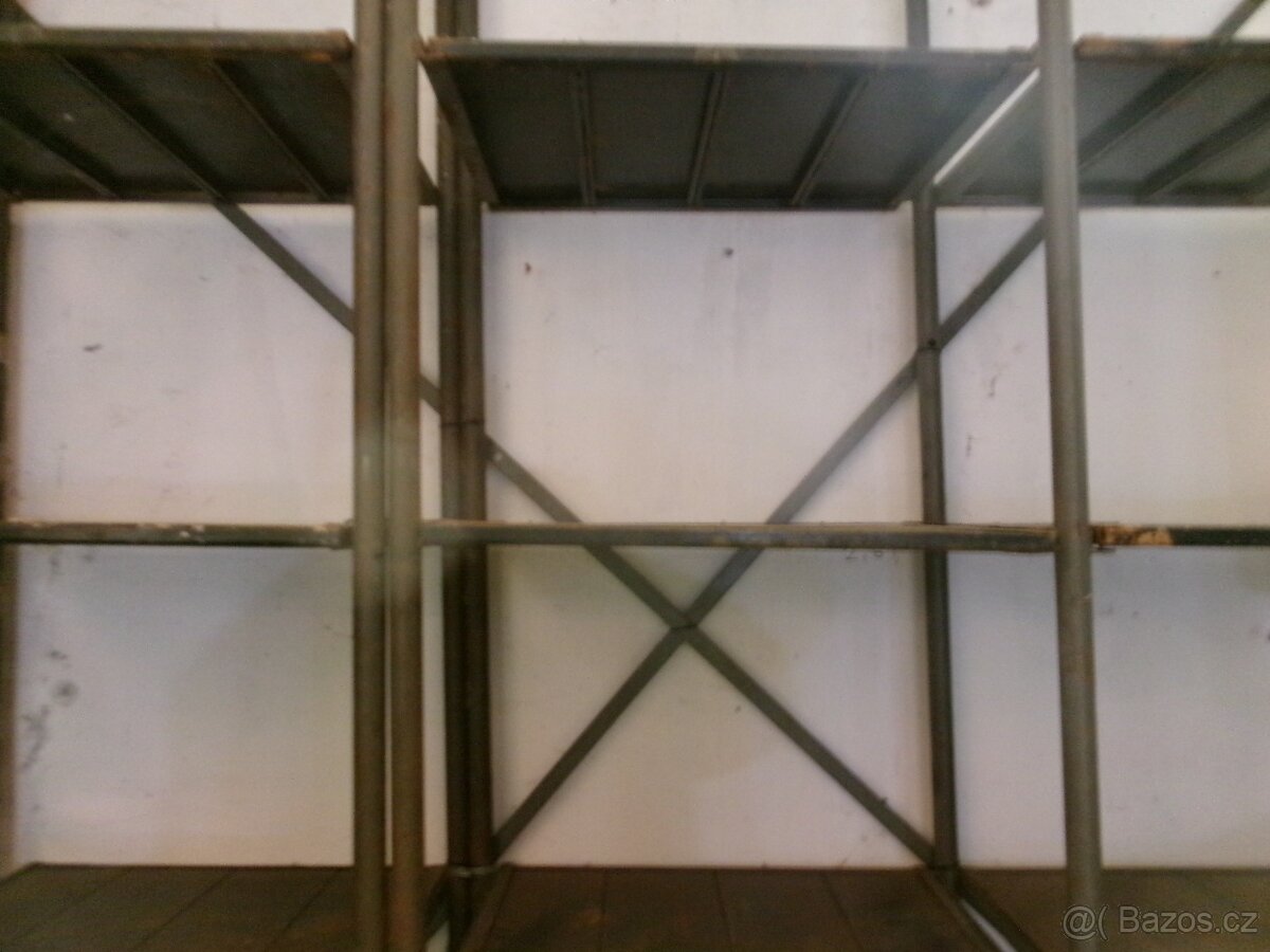 regál ,plechové police - 2