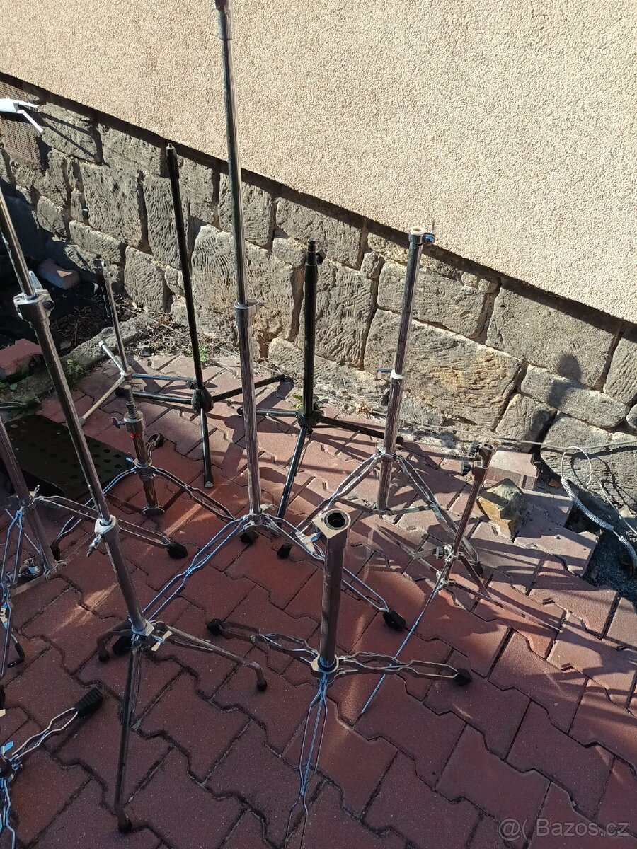 Hardware - bicí a zpěv - 2