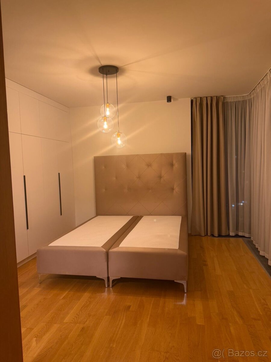 Stylová čalouněná postel – ihned k odběru - 2