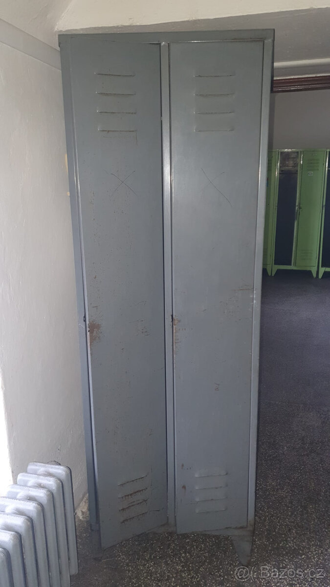 Kovová šatní skříň - 2