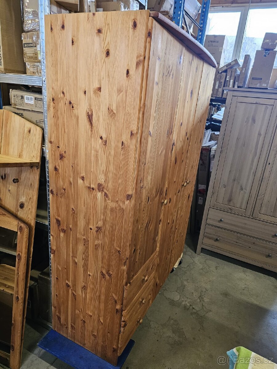 MASIVNÍ ŠATNÍ SKŘÍŇ - 2