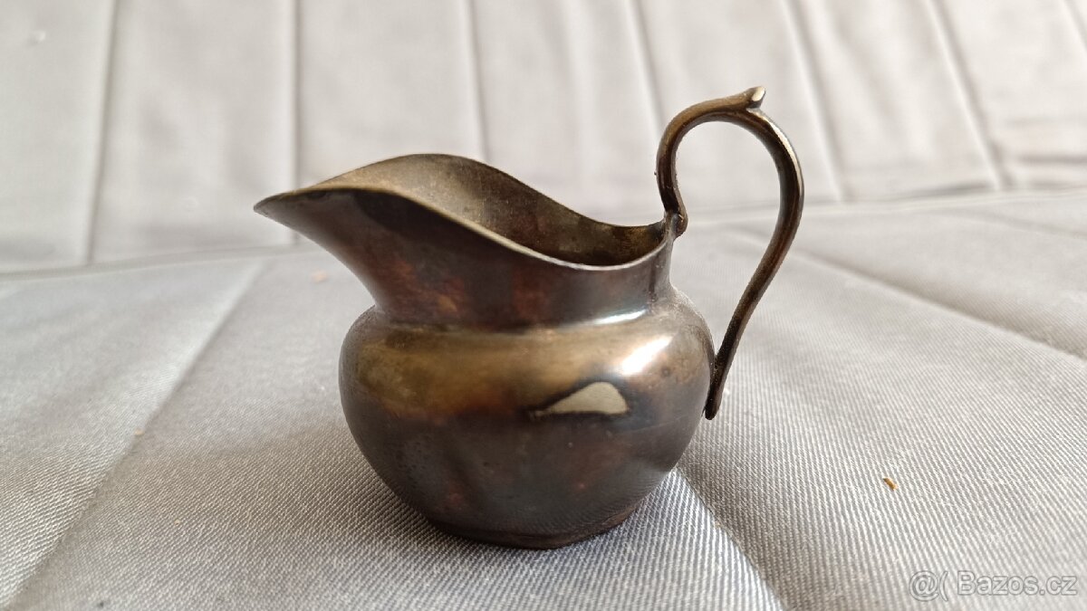Malý plechový džbánek značky Christofle. - 2