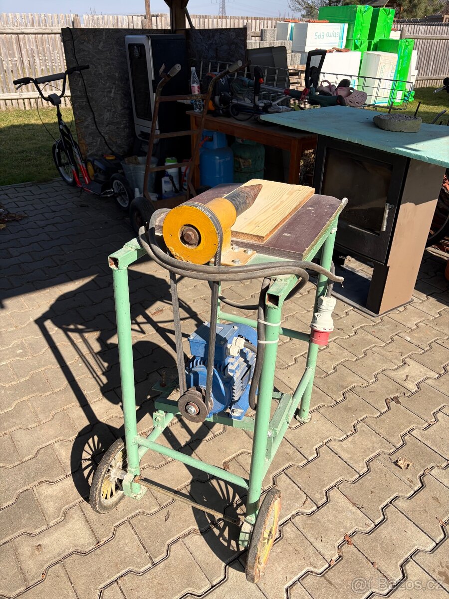 Kuzelova stipacka na drevo - 2