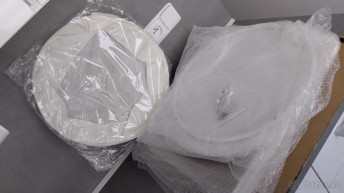 ODKLÁDACÍ STOLEK BÍLÝ - 2